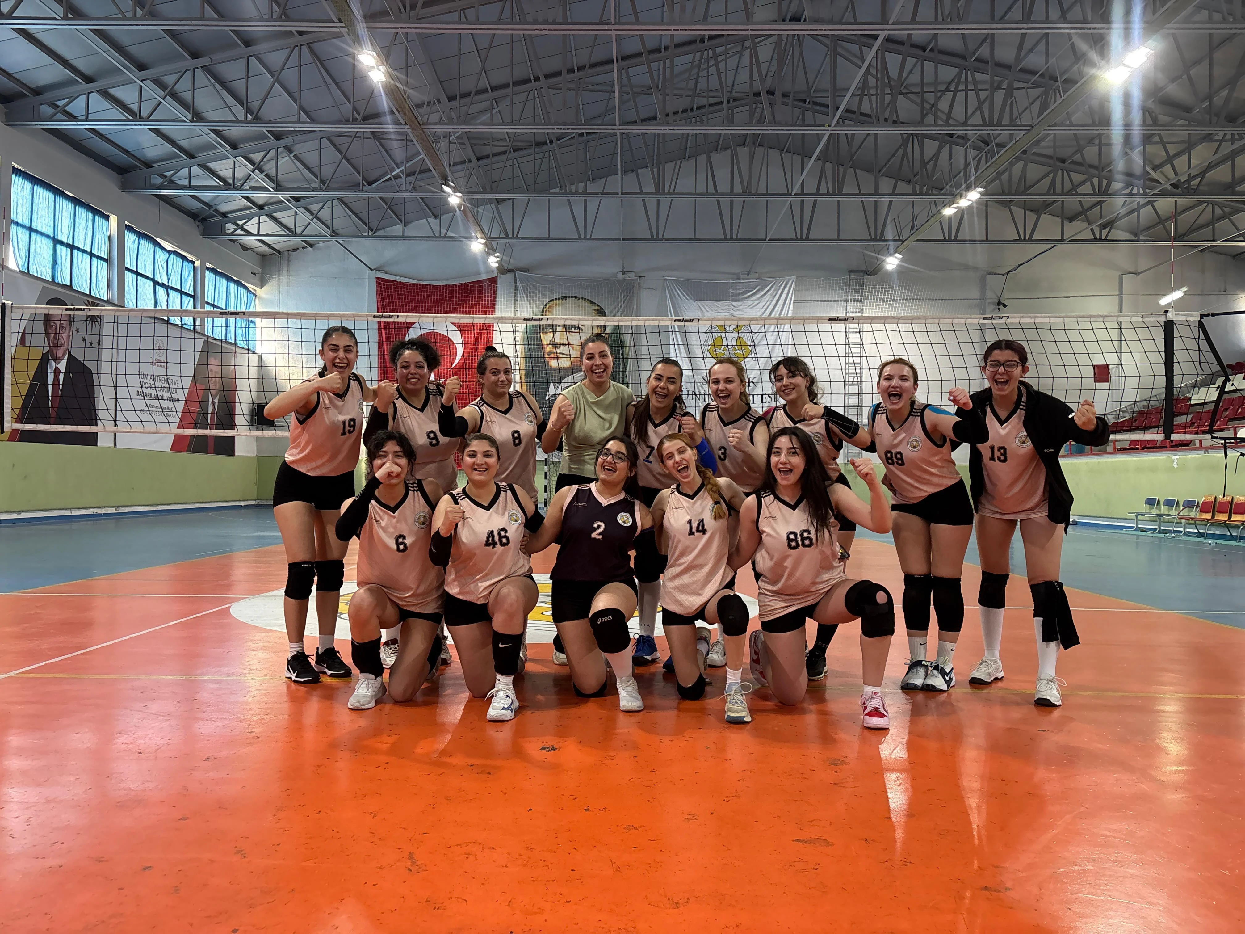 Spor Şenlikleri İkincisi Kadın Voleybol Takımımız Dekanlıkta Ağırlandı